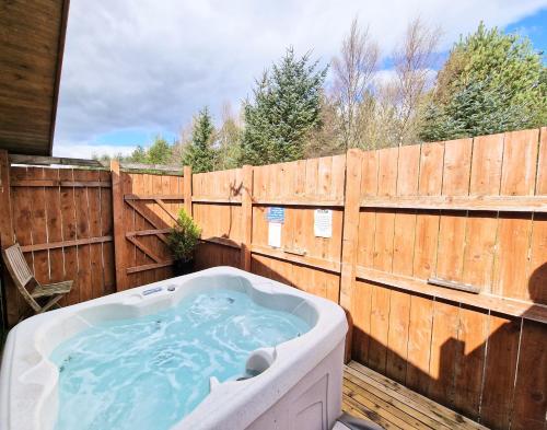 Dārzs, Ochil 10 with Private Hot Tub - Fife - Loch Leven - Lomond Hills in Bowershall