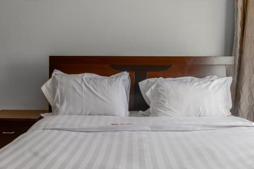 Deluxe King Room image 3