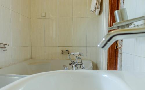 Executive Suite image 7