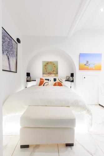 Elegant escapes plaka 1