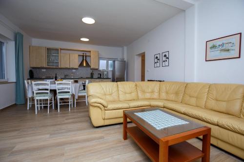 Beachfront apartments Pag in Dinjiska