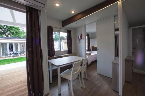 Mobile Home Aqua image 5