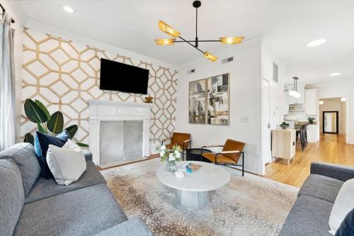 Downtown 3 Bedroom with Tons of Natural Light Downtown 3 Bedroom with Tons of Natural Light