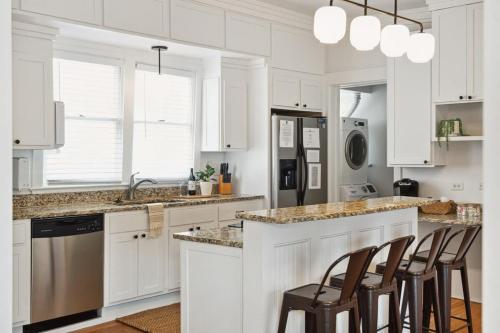 Downtown 3 Bedroom with Tons of Natural Light Downtown 3 Bedroom with Tons of Natural Light