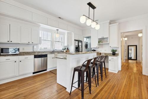 Downtown 3 Bedroom with Tons of Natural Light Downtown 3 Bedroom with Tons of Natural Light