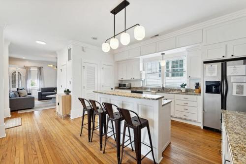 Downtown 3 Bedroom with Tons of Natural Light Downtown 3 Bedroom with Tons of Natural Light