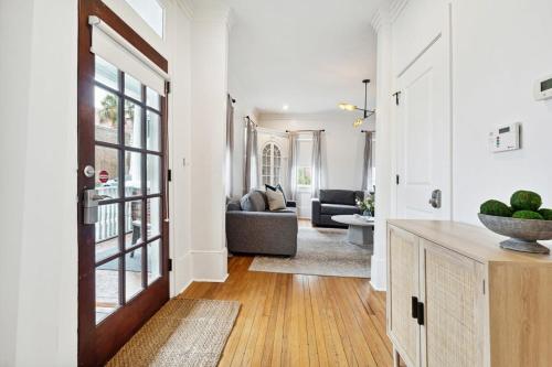 Downtown 3 Bedroom with Tons of Natural Light Downtown 3 Bedroom with Tons of Natural Light