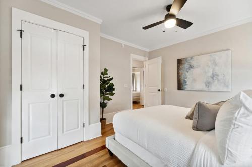 Downtown 3 Bedroom with Tons of Natural Light Downtown 3 Bedroom with Tons of Natural Light