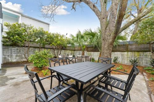 Downtown 3 Bedroom with Tons of Natural Light Downtown 3 Bedroom with Tons of Natural Light