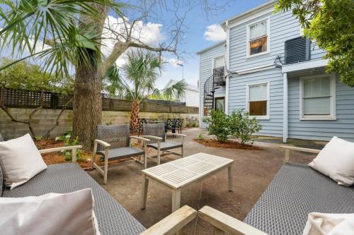 Downtown 3 Bedroom with Tons of Natural Light Downtown 3 Bedroom with Tons of Natural Light