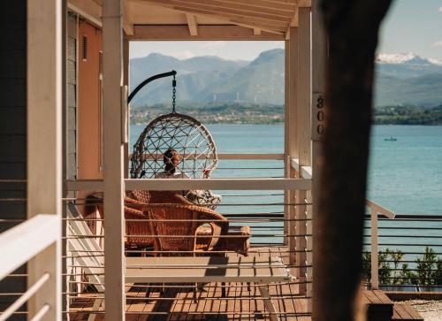 Mobile Home with Lake View room in Camping Bergamini