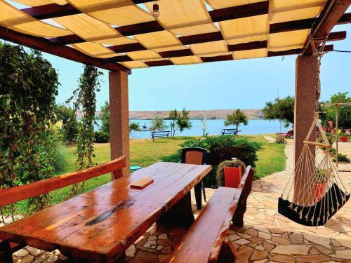 Iekārtas, Beachfront apartments Pag in Dinjiska