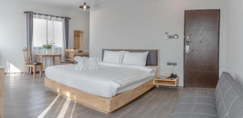 Peppery Hills Room Type - Deluxe Queen Room
