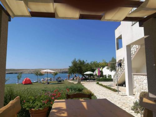 Viesnīcas āriene, Beachfront apartments Pag in Dinjiska