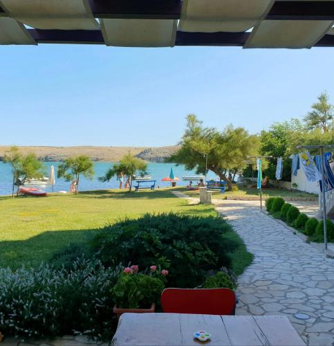 Iekārtas, Beachfront apartments Pag in Dinjiska