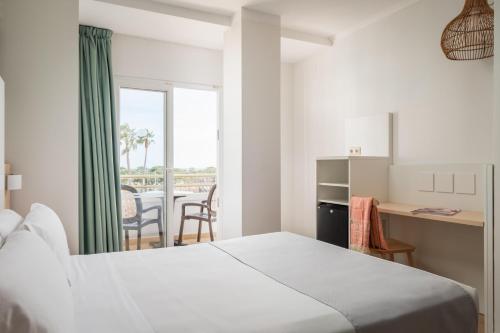 1 double bed, 2 twin beds