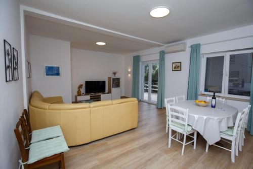Iekārtas, Beachfront apartments Pag in Dinjiska