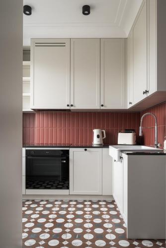 City Centre Deluxe Apartment by BookingHost 4