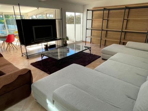 Villa climatisee piscine 3 chambres mer a 800m in Les Breguieres