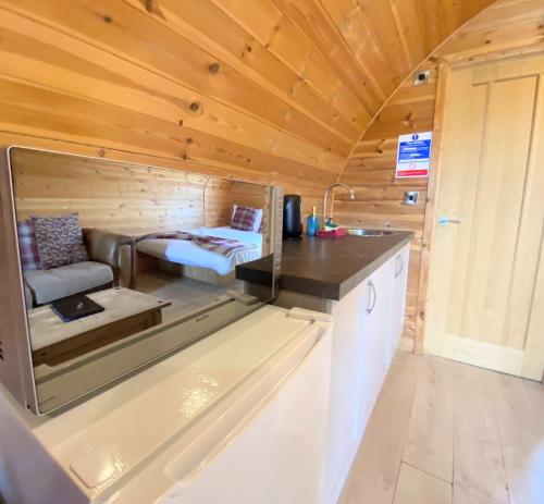 Pond View Pod 1 with Outdoor Hot Tub - Fife - Loch Leven - Lomond Hills in Bowershall