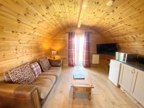 Pond View Pod 1 with Outdoor Hot Tub - Fife - Loch Leven - Lomond Hills in Bowershall