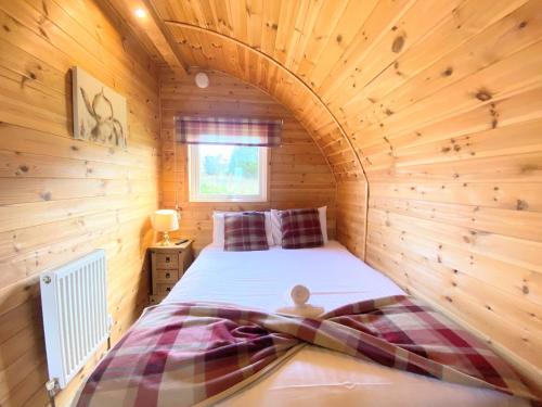 Pond View Pod 1 with Outdoor Hot Tub - Fife - Loch Leven - Lomond Hills in Bowershall