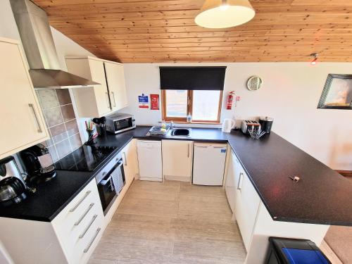 Torridon 12 with Private Hot Tub - Fife - Loch Leven - Lomond Hills in Bowershall