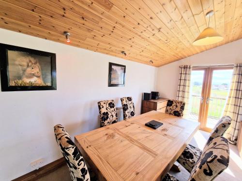 Torridon 12 with Private Hot Tub - Fife - Loch Leven - Lomond Hills in Bowershall
