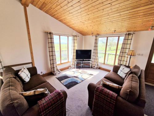 Torridon 12 with Private Hot Tub - Fife - Loch Leven - Lomond Hills in Bowershall