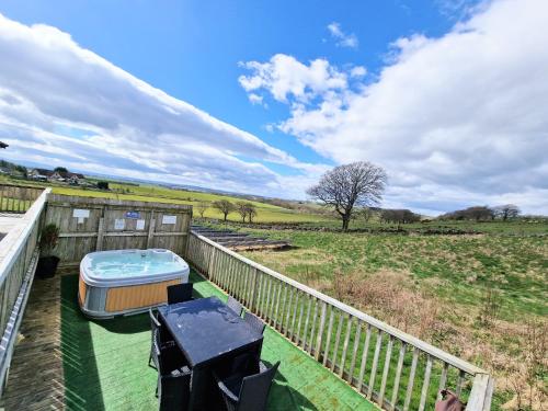 Torridon 12 with Private Hot Tub - Fife - Loch Leven - Lomond Hills in Bowershall