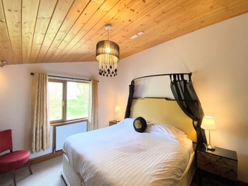 Torridon 12 with Private Hot Tub - Fife - Loch Leven - Lomond Hills in Bowershall