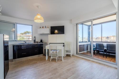 المرافق, Atlantic Selection - Le Catamaran - Face au port in La Savane