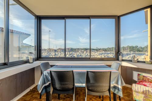 منظر, Atlantic Selection - Le Catamaran - Face au port in La Savane