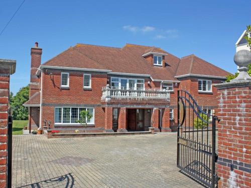 6 Bed in Westward Ho 47214