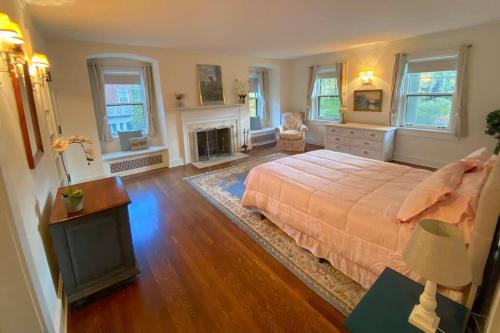 Elegant Mansion-Sleeps 20-Minutes from Clinic & Downtown in Cleveland Heights, USA