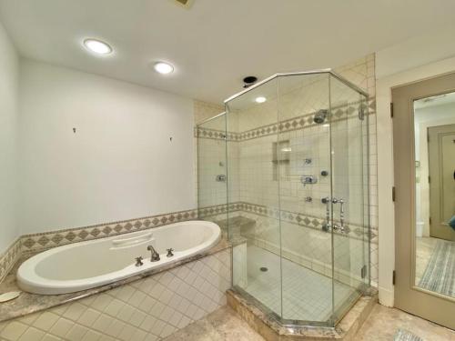 Elegant Mansion-Sleeps 20-Minutes from Clinic & Downtown in Cleveland Heights, USA