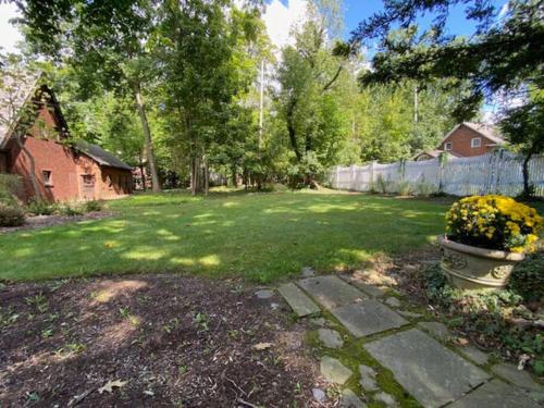 Elegant Mansion-Sleeps 20-Minutes from Clinic & Downtown in Cleveland Heights, USA