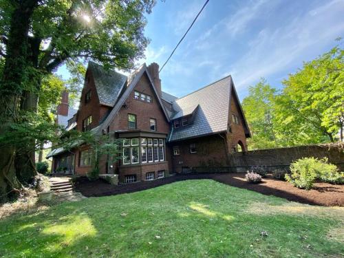 Elegant Mansion-Sleeps 20-Minutes from Clinic & Downtown in Cleveland Heights, USA