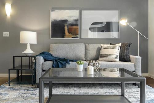 Landing at Axis Waterfront - 2 Bedrooms in Downtown Benbrook in Fort Worth, USA