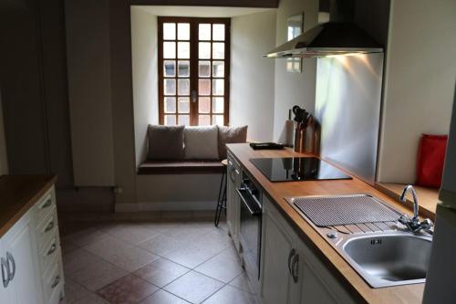 кухня, Luxury Normandy 2-Bedroom retreat with Private Grounds near D-Day Beaches and Mont Saint Michel in Сан-Дені-ле-Гаст