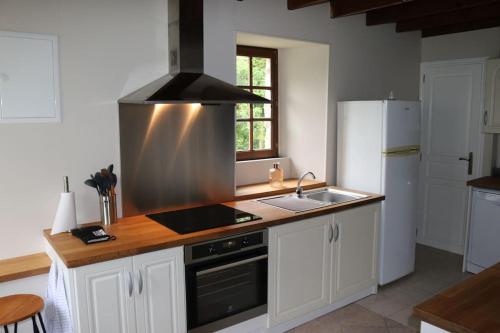 кухня, Luxury Normandy 2-Bedroom retreat with Private Grounds near D-Day Beaches and Mont Saint Michel in Сан-Дені-ле-Гаст