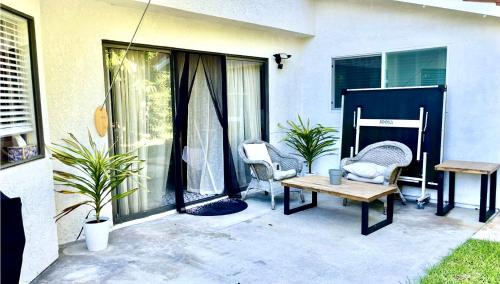 Private House 3 min to beach large backyard BBQ !