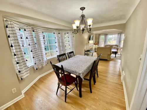 Outpatient Cleve Clinic with Fenced-In Backyard in Cleveland Heights, USA