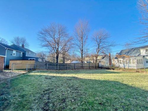 Outpatient Cleve Clinic with Fenced-In Backyard in Cleveland Heights, USA
