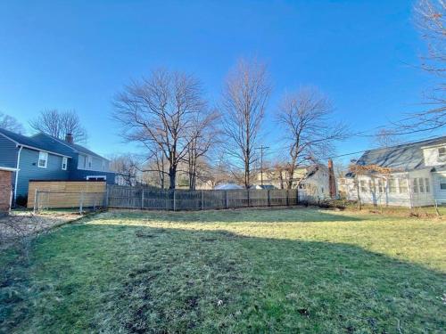 Outpatient Cleve Clinic with Fenced-In Backyard