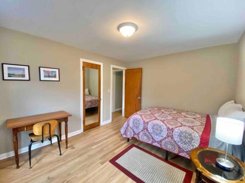 Outpatient Cleve Clinic with Fenced-In Backyard in Cleveland Heights, USA
