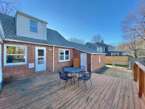 Outpatient Cleve Clinic with Fenced-In Backyard