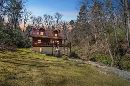 Dreamcatcher- Pet Friendly- Mirror Lake-Waterfall cabin in Lake Lure, USA