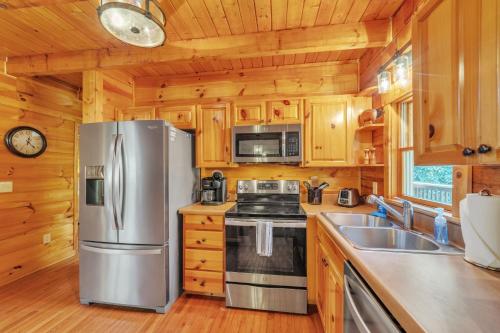 Dreamcatcher- Pet Friendly- Mirror Lake-Waterfall cabin