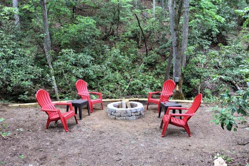 Dreamcatcher- Pet Friendly- Mirror Lake-Waterfall cabin in Lake Lure, USA